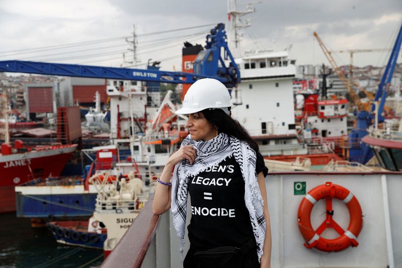&copy; Reuters. الناشطة المؤيدة للفلسطينيين هويدا عراف لدى التقاطها صورة على متن السفينة أكدينيز، وهي جزء من أسطول صغير يعتزم حمل مساعدات من تركيا إلى غزة،