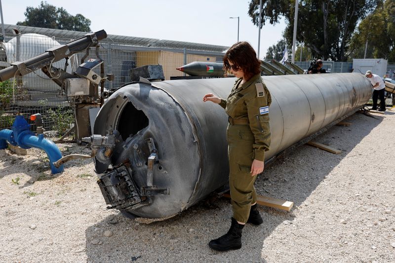 &copy; Reuters. FOTO DE ARCHIVO: Militares israelíes muestran lo que dicen que es un misil balístico iraní que recuperaron del Mar Muerto después de que Irán lanzó drones y misiles hacia Israel, en la base militar de Julis, en el sur de Israel. 16 de abril de 2024.