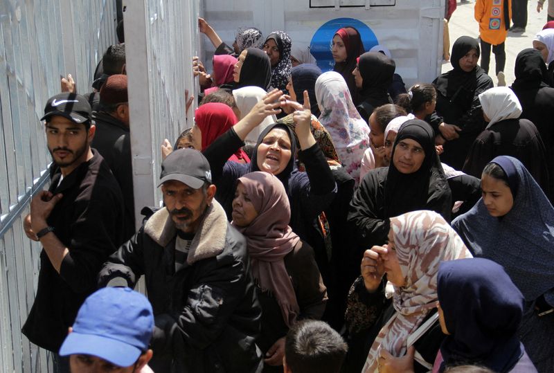 &copy; Reuters. فلسطينيون يحاولون شراء الخبز من فرن عاد إلى العمل في مدينة غزة يوم 14 أبريل نيسان 2024. تصوير: محمود عيسى - رويتر