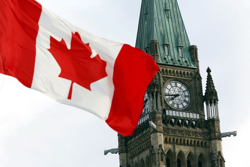 &copy; Reuters. FILE PHOTO: The Canadian flag flies on Parliament Hill in Ottawa August 2, 2015. REUTERS/Blair Gable/File Photo