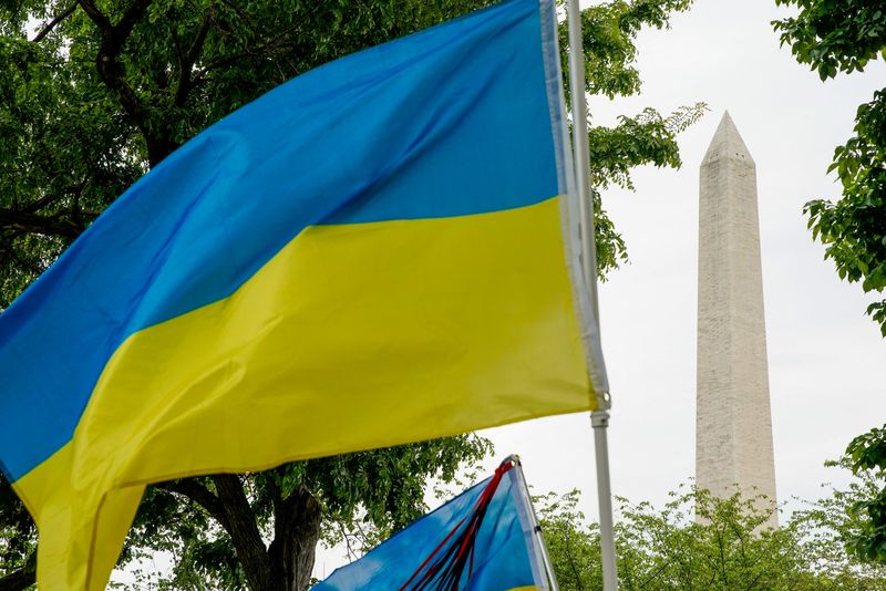 &copy; Reuters. FILE PHOTO: A Ukrainian flag is seen as pro-Ukrainian demonstrators march along the National Mall in Washington, U.S., May 1, 2022. REUTERS/Elizabeth Frantz/File Photo
