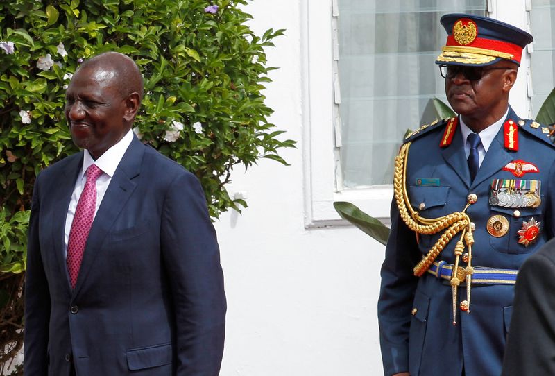 © Reuters. الرئيس الكيني وليام روتو وقائد الجيش الجنرال فرنسيس أوجولا في مقر الرئاسة في نيروبي بكينيا في الخامس من مايو أيار 2023. تصوير: مونيكا موانجي - رويترز