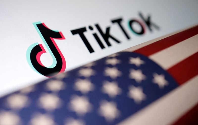 &copy; Reuters. Ilustração com bandeira dos EUA e logotipo do TikTok 
20/03/2024
REUTERS/Dado Ruvic
