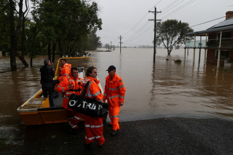 &copy; Reuters. FOTO DE ARCHIVO: El personal del Servicio Estatal de Emergencias (SES) se prepara para desplegarse mientras las aguas de las inundaciones sumergen zonas residenciales tras las fuertes lluvias en el suburbio de Windsor en Sídney, Australia. 5 de julio de 