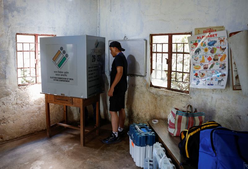 &copy; Reuters. Polling officer Stevenson M. Khonglah, sets up the polling booth in Nongriat village, the location of a remote polling station, on the eve of the first phase of the election, in Shillong in the northeastern state of Meghalaya, India, April 18, 2024. REUTE