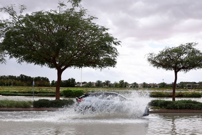 © Reuters. سيارة في شارع تغمره مياه جراء عاصفة قوية من الأمطار الغزيرة في دبي يوم 16 أبريل نيسان 2024. تصوير: عمرو الفقي - رويترز