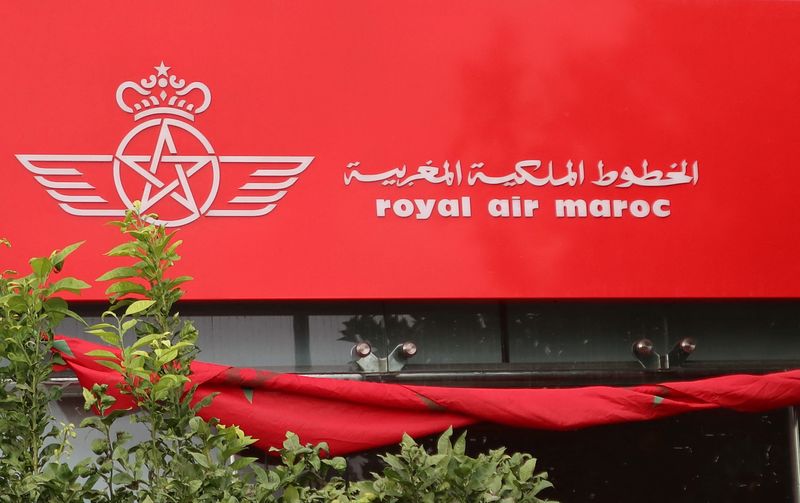 &copy; Reuters. شعار الخطوط الملكية المغربية للطيران بمقرها في الرباط في صورة من أرشيف رويترز.