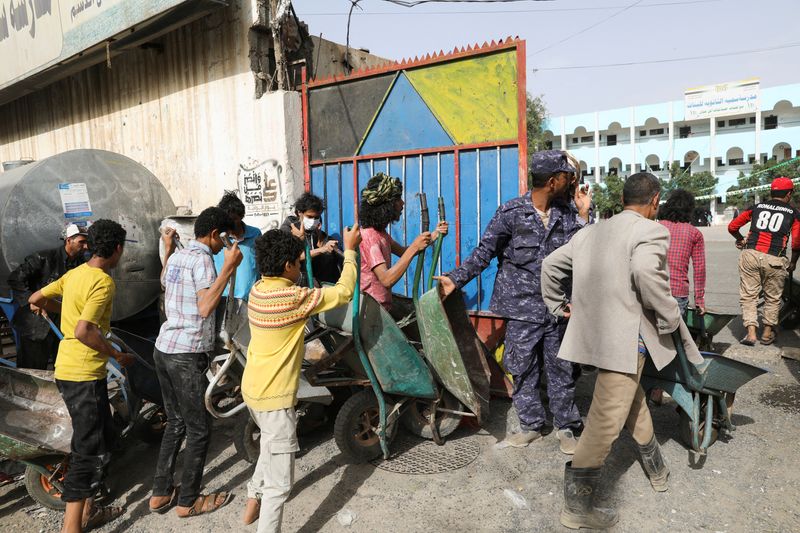 &copy; Reuters. عاملون في انتظار حصولهم على مواد غذائية خارج مركز لتوزيع المساعدات في صنعاء باليمن في صورة من أرشيف رويترز.