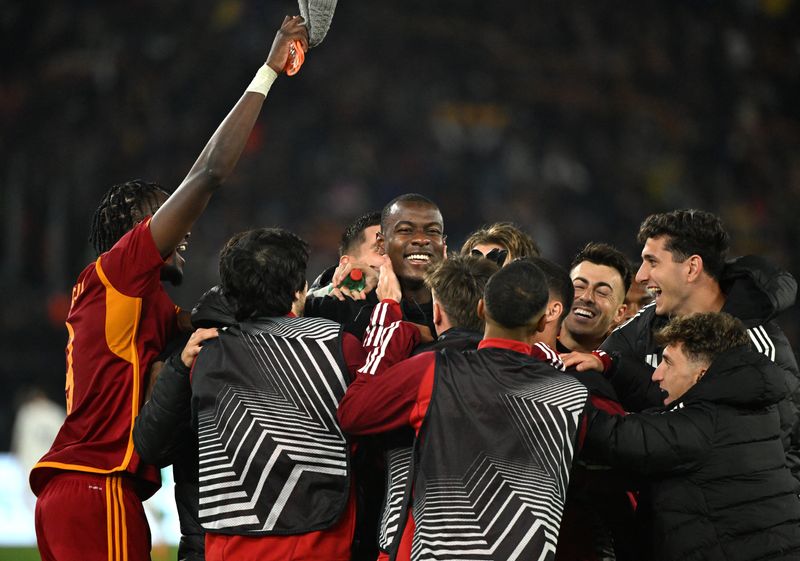 &copy; Reuters. لاعبو روما يحتفلون بالفوز على ضيفه فريقهم ميلانخلال مباراة إياب دور الثمانية من الدوري الأوروبي لكرة القدم في إيطاليا يوم 18 أبريل نيسان 2024. 