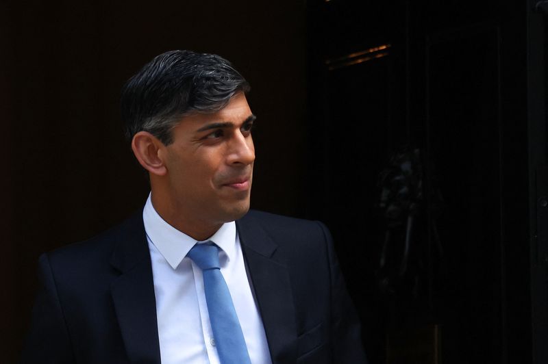 &copy; Reuters. FILE PHOTO: British Prime Minister Rishi Sunak walks outside Number 10 Downing Street in London, Britain April, 17, 2024. REUTERS/Toby Melville/File Photo