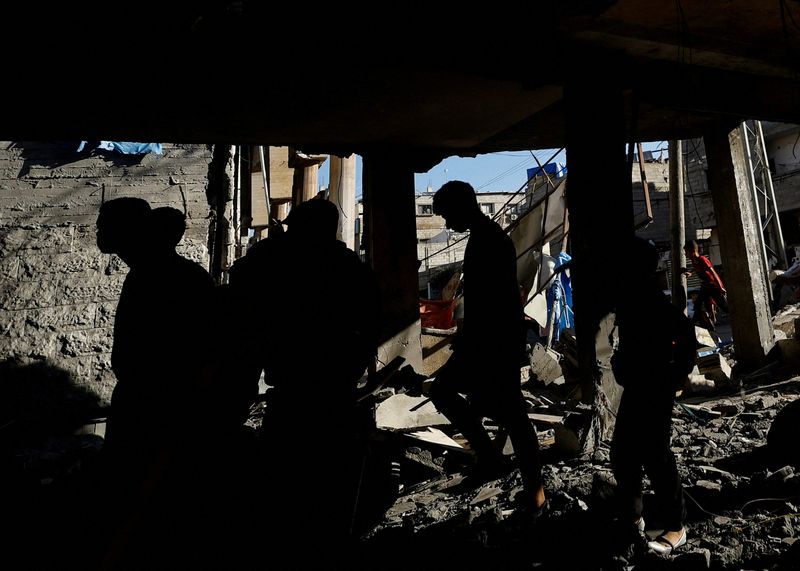 &copy; Reuters. Palestinos inspecionam local de ataque israelense a uma casa em Rafah, no sul da Faixa de Gaza
17/04/2024
REUTERS/Mohammed Salem    