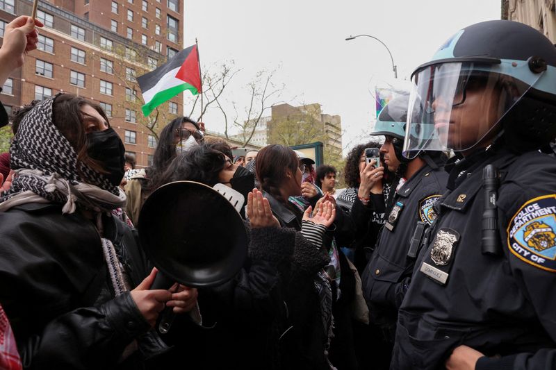 &copy; Reuters. Police officers stand guard as demonstrators protest in solidarity with Pro-Palestinian organizers on the Columbia University campus, amid the ongoing conflict between Israel and the Palestinian Islamist group Hamas, in New York City, U.S., April 18, 2024