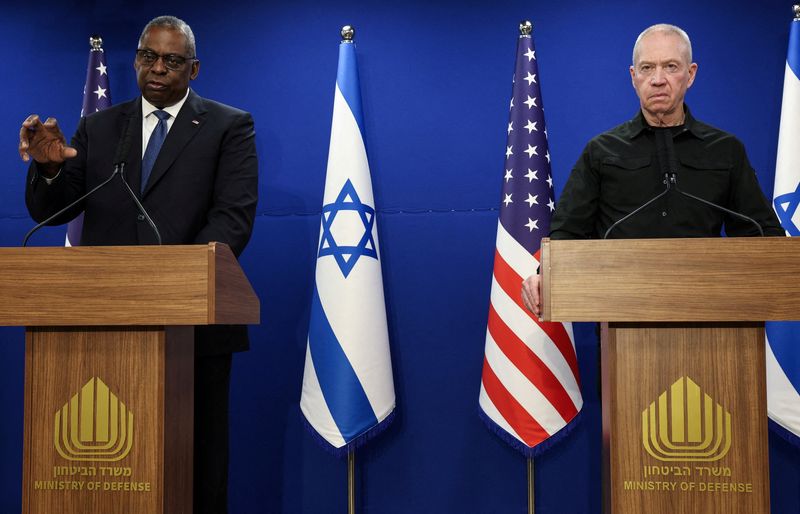 &copy; Reuters. وزير الدفاع الأمريكي لويد أوستن ونظيره الإسرائيلي يوآف جالانت خلال مؤتمر صحفي في تل أبيب بإسرائيل يوم 18 ديسمبر كانون الأول 2023. تصوير: بيوليت