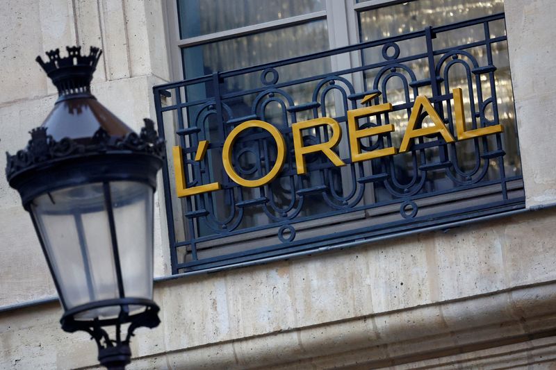 &copy; Reuters. フランス化粧品大手ロレアルが１８日発表した第１・四半期の既存店売上高は、前年同期比９．４％増の１１２億４０００万ユーロ（１１９億８０００万ドル）で、ジェフリーズがまとめた
