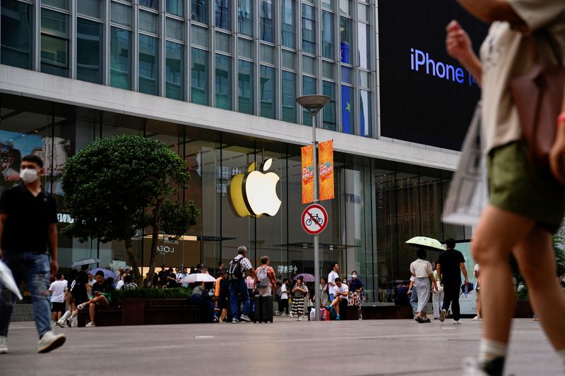 © Reuters. FILE PHOTO: People walk past an Apple store in Shanghai, China September 13, 2023. REUTERS/Aly Song/File Photo