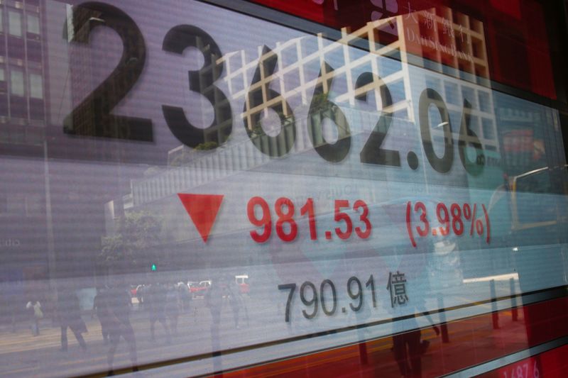 © Reuters. A panel displays the Hang Seng Index during afternoon trading, in Hong Kong, China May 4, 2020. REUTERS/Tyrone Siu/File photo