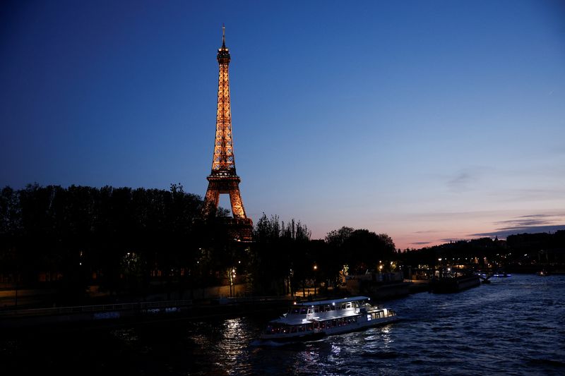 © Reuters. A tourist boat travels on the River Seine near the Alma bridge with the Eiffel Tower in the background at night in Paris, France, April 18, 2024. REUTERS/Benoit Tessier