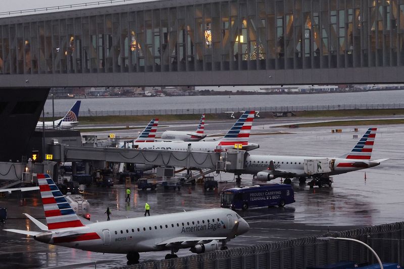 © Reuters. American Airlines planes are seen at gates at LaGuardia Airport ahead of the Thanksgiving holiday, in New York City, U.S., November 21, 2023.  REUTERS/Shannon Stapleton/File photo