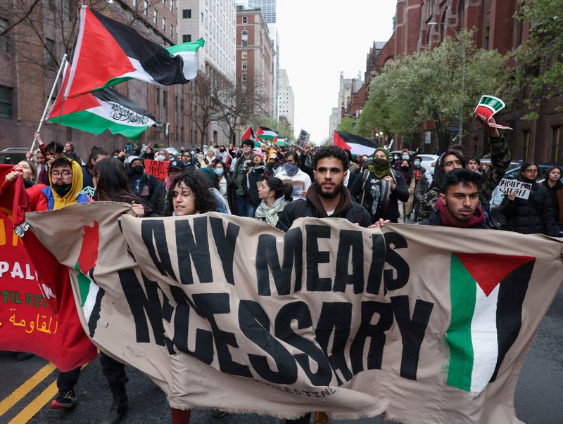 &copy; Reuters. متظاهرون يحتجون تضامنا مع المنظمين المؤيدين للفلسطينيين في أثناء غلقهم لأحد الشوارع في مدينة نيويورك يوم 18 أبريل نيسان 2024. تصوير: كيتلين أو