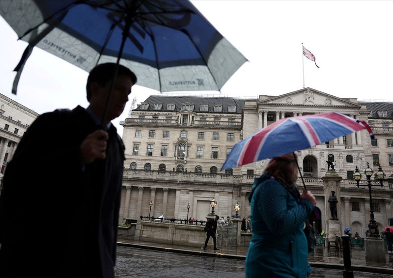 &copy; Reuters. FILE PHOTO: A tourist shelters from the rain under an Union Jack umbrella near the Bank of England in the City of London financial district in London, Britain, February 13, 2024. REUTERS/Isabel Infantes/File Photo