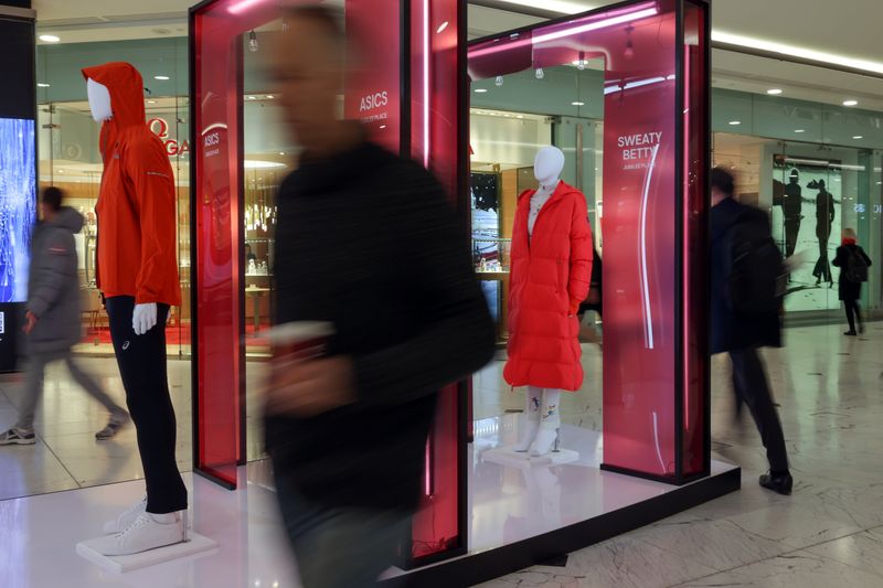 © Reuters. FILE PHOTO: People walk past mannequins in a shopping centre in London, Britain, January 17, 2023. REUTERS/Kevin Coombs/File Photo