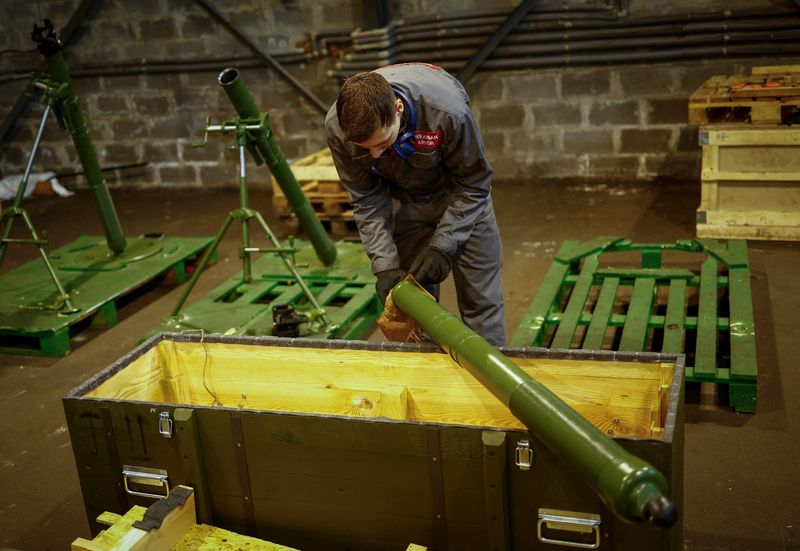 &copy; Reuters. An employee prepares to place a mortar into a box at a production facility of the 'Ukrainian Armor' Design and Manufacturing Company, amid Russia's attack on Ukraine, in an undisclosed location in Ukraine April 9, 2024. REUTERS/Valentyn Ogirenko
