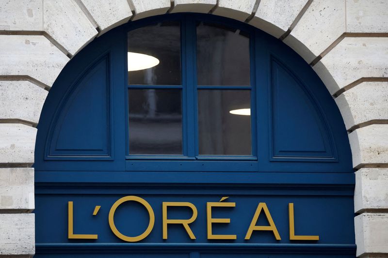 © Reuters. FILE PHOTO: The logo of French cosmetics group L'Oreal is seen on a company building in Paris, France, February 7, 2024. REUTERS/Sarah Meyssonnier/File Photo