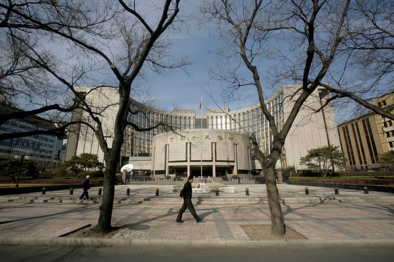 &copy; Reuters. FILE PHOTO: People walk past the headquarters of the central bank of the People's Republic of China in Beijing February 16, 2009. REUTERS/Jason Lee/File Photo