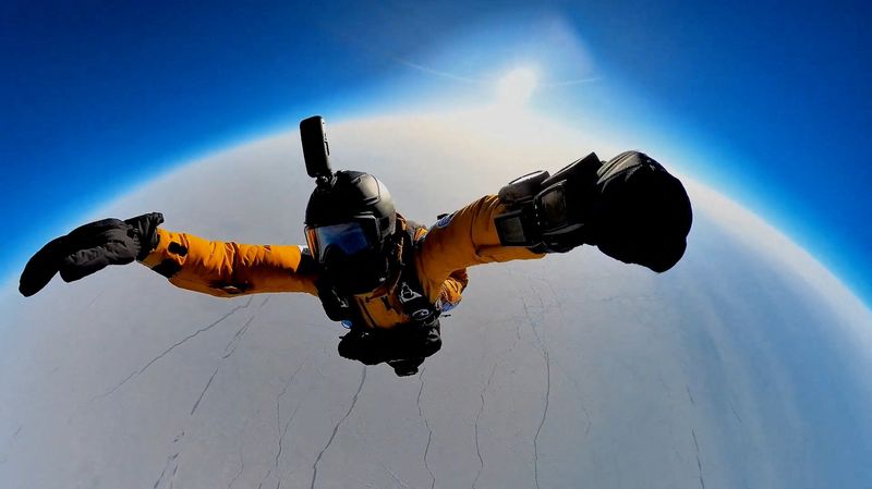 &copy; Reuters. Denis Yefremov, ingeniero de tecnología espacial, realiza un salto en paracaídas desde la estratosfera terrestre hasta la zona cercana a la estación polar rusa Barneo, cerca del Polo Norte, el 12 de abril de 2024, en esta imagen fija tomada de un víde