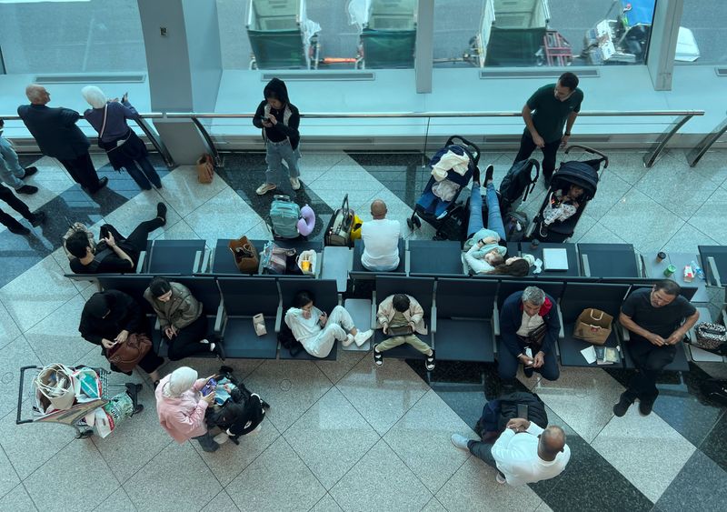 &copy; Reuters. ركاب ينتظرون رحلتهم بعد عاصفة مطيرة ضربت دبي مما تسبب في تأخير في مطار دبي الدولي يوم 17 أبريل نيسان 2024. تصوير: رويترز