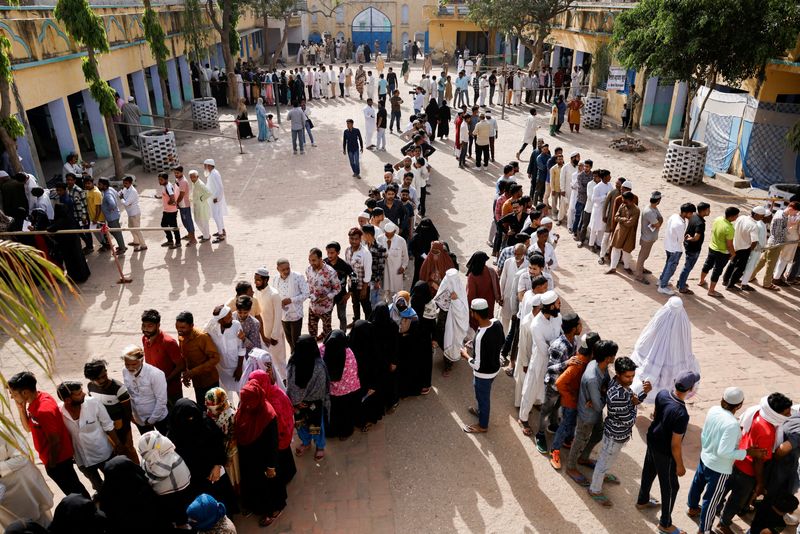 © Reuters. Voters line up outside a polling station to vote during the first phase of the general election in Kairana, in the northern Indian state of Uttar Pradesh, India, April 19, 2024. REUTERS/Anushree Fadnavis    