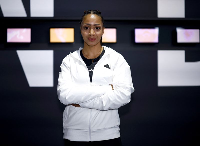 &copy; Reuters. La boxeuse française Estelle Mossely lors du lancement des tenues olympiques Adidas, à Paris. /Photo prise le 18 avril 2024/REUTERS/Sarah Meyssonnier