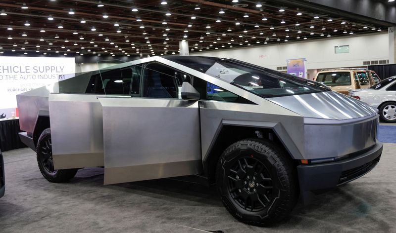 &copy; Reuters. FILE PHOTO: The Tesla Cybertruck is displayed at the SAE WCX conference in Detroit, Michigan, U.S., April 18, 2024. REUTERS/Rebecca Cook/File Photo