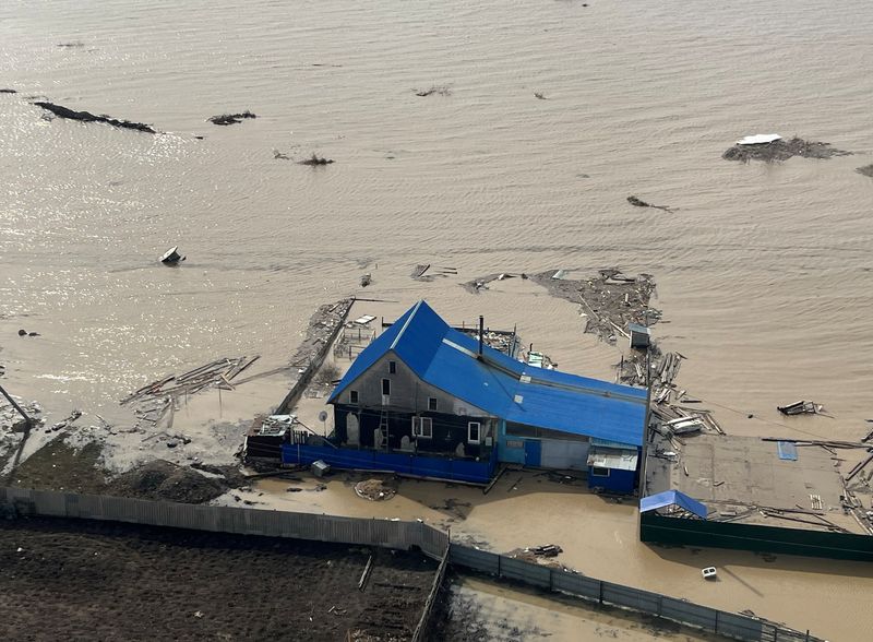 &copy; Reuters. An aerial view shows a flooded house in the North Kazakhstan Region, Kazakhstan April 16, 2024. REUTERS/Tamara Vaal/File Photo