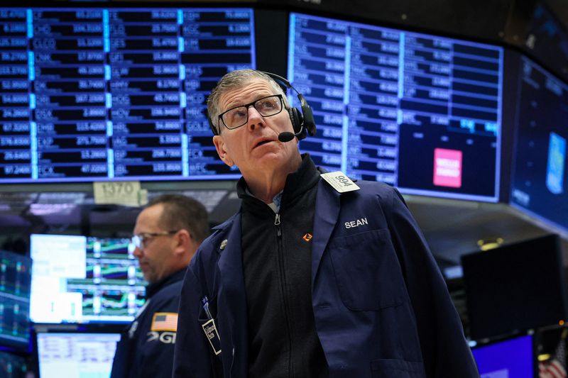 &copy; Reuters. FILE PHOTO: Traders work on the floor of the New York Stock Exchange (NYSE) in New York City, U.S., April 1, 2024. REUTERS/Brendan McDermid/File Photo