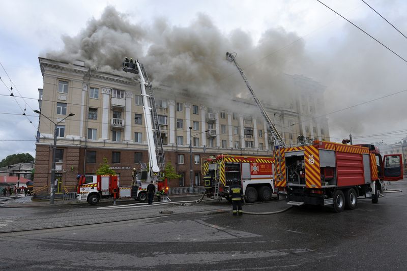&copy; Reuters. رجال الإطفاء يعملون في موقع مبنى سكني تضرر جراء ضربة صاروخية روسية في دنيبرو بأوكرانيا يوم 19 أبريل نيسان 2024. تصوير: ميكولا سنيلنيكوف - رويترز