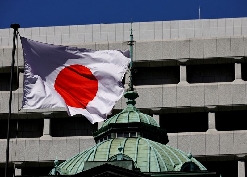 © Reuters. FILE PHOTO: The Japanese national flag waves at the Bank of Japan building in Tokyo, Japan March 18, 2024. REUTERS/Kim Kyung-Hoon/File Photo