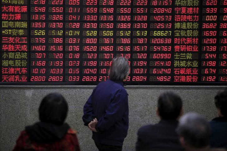 &copy; Reuters. 　中国の投資家が転換社債の購入を増やしている。価格が割安で、将来の株式への転換を踏まえると投資妙味があるとの見方が浮上している。。写真は上海の証券会社で株価ボードを見る人