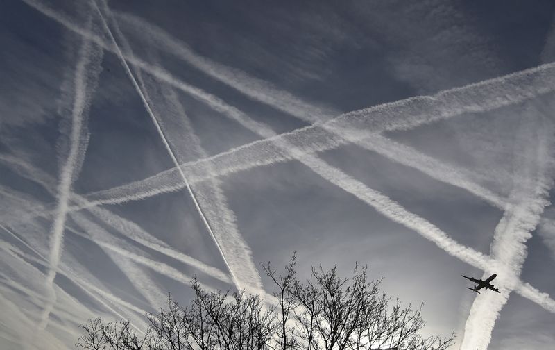 © Reuters. FILE PHOTO: A passenger plane flies through aircraft contrails in the skies near Heathrow Airport in west London, April 12, 2015. REUTERS/Toby Melville/File Photo