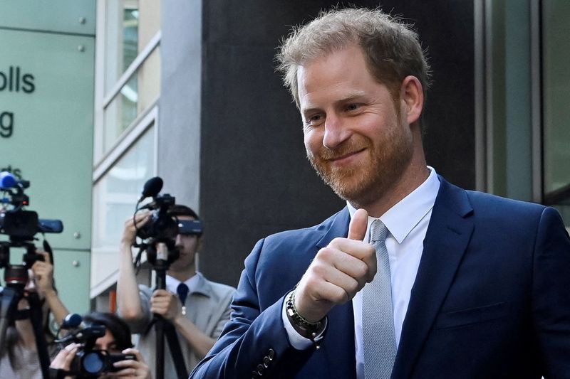 &copy; Reuters. FILE PHOTO: Britain's Prince Harry, Duke of Sussex, departs the Rolls Building of the High Court in London, Britain June 7, 2023. REUTERS/Toby Melville/File Photo