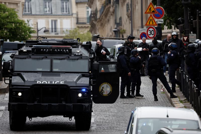 &copy; Reuters. الشرطة الفرنسية تقوم بتأمين المنطقة القريبة من القنصلية الإيرانية حيث يهدد رجل بتفجير نفسه في باريس يوم 19 أبريل نيسان 2024. تصوير: بينوا تيسيي