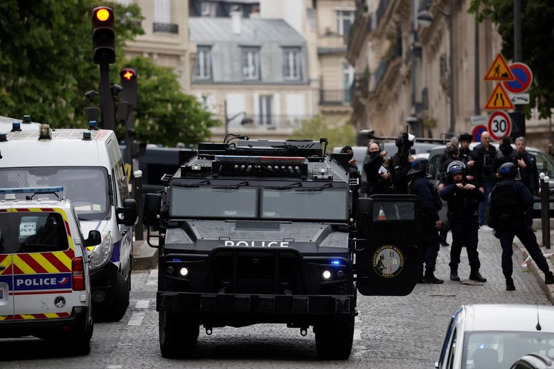 © Reuters. French police and members of French special police forces of Research and Intervention Brigade (BRI) secure the area near Iran consulate where a man is threatening to blow himself up, in Paris, France, April 19, 2024. REUTERS/Benoit Tessier