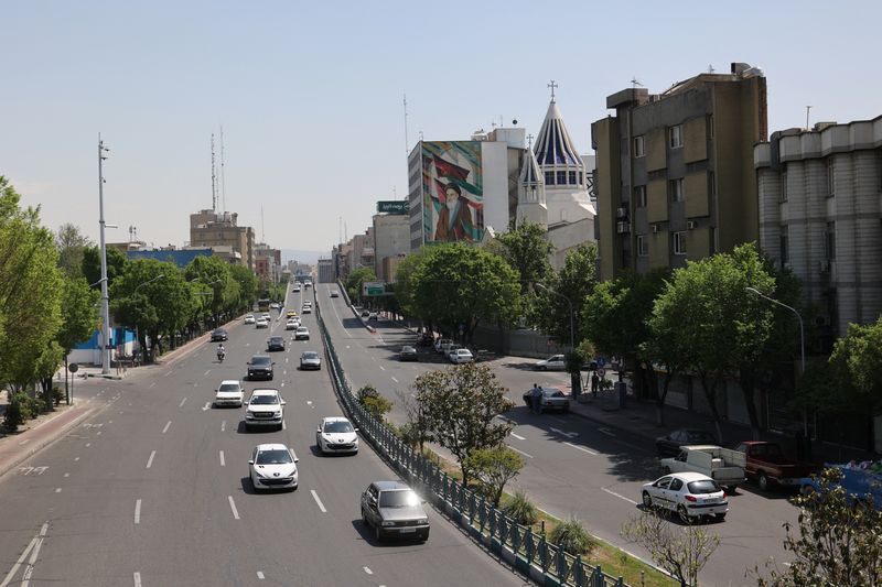 &copy; Reuters. سيارات تمر في أحد شوارع طهران يوم 19 أبريل نيسان 2024. حصلت رويترز على الصورة من وكالة غرب آسيا للأنباء