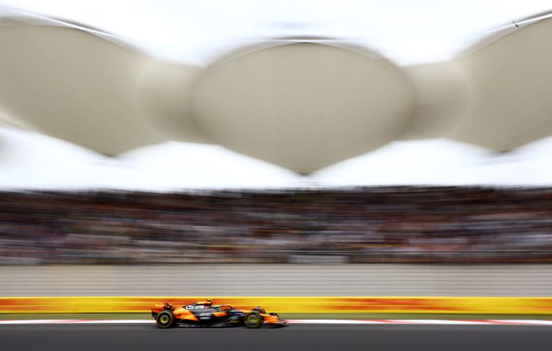 &copy; Reuters. April 19, 2024 
El McLaren de Lando Norris durante la clasificación al sprint del viernes en el GP de China de la F1 
REUTERS/Edgar Su