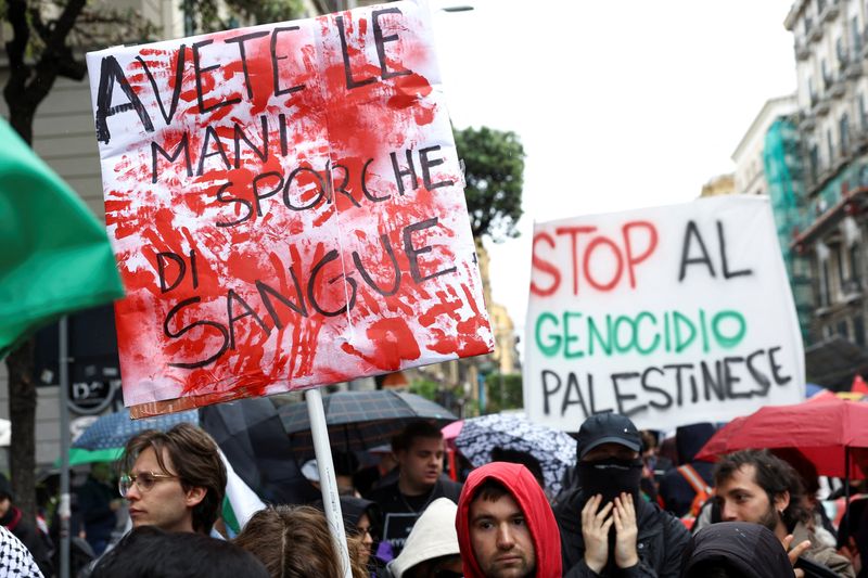 &copy; Reuters. Protesto de ativistas pró-Palestina contra reunião do G7 em Capri, Itália
19/04/2024. REUTERS/Stringer