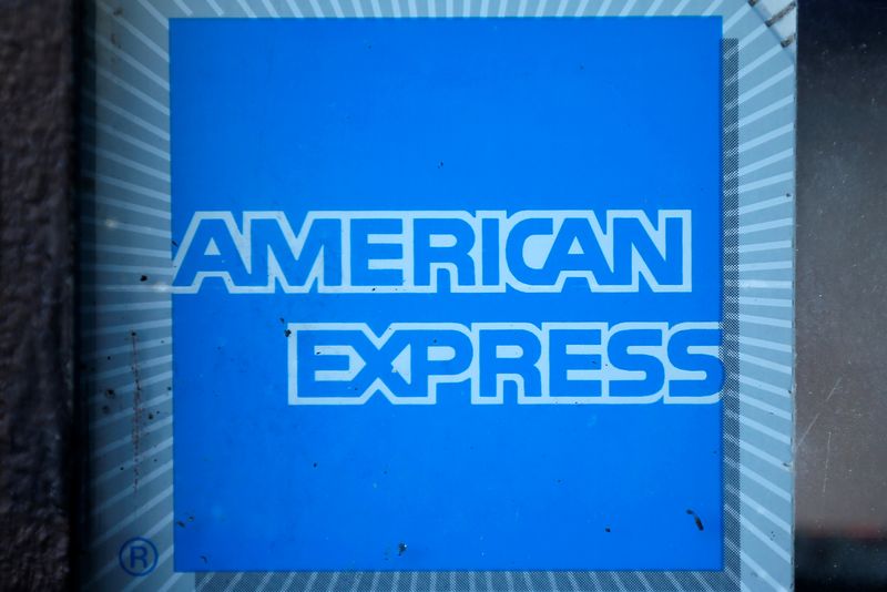 &copy; Reuters.  Il logo della società American Express (AXP), quotata nell'indice di borsa Dow Jones Industrial Average, viene visto a Los Angeles, California, Stati Uniti, 25 aprile 2016. Foto REUTERS/Lucy Nicholson