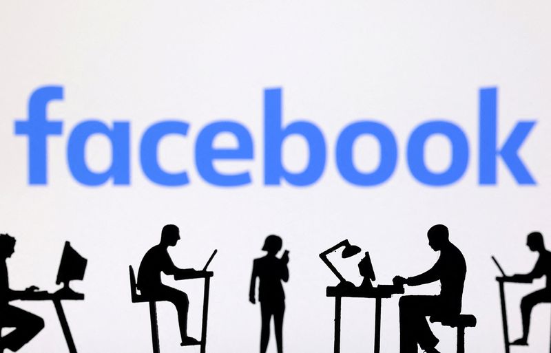&copy; Reuters. FILE PHOTO: Figurines with computers and smartphones are seen in front of Facebook logo in this illustration taken, February 19, 2024. REUTERS/Dado Ruvic/Illustration/File Photo