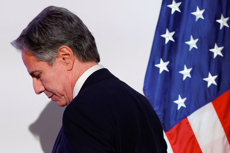 &copy; Reuters. Il segretario di Stato americano Antony Blinken cammina dopo una conferenza stampa al termine della riunione dei ministri degli Esteri del G7 a Capri, Italia, 19 aprile 2024. REUTERS/Remo Casilli