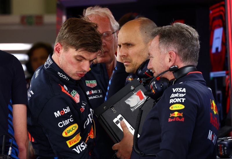 &copy; Reuters. El jefe de la escudería Red Bull de Fórmula 1, Cristian Horner, junto al piloto Max Verstappen después de las prácticas para el Gran Premio de China, en el Circuito Internacional de Shanghái, Shanghái, China - Abril 19, 2024. REUTERS/Edgar Su