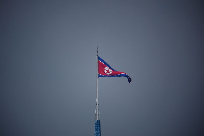 &copy; Reuters. Bandeira da Coreia do Norte em vilarejo de Gijungdong
19/07/2022
REUTERS/Kim Hong-Ji